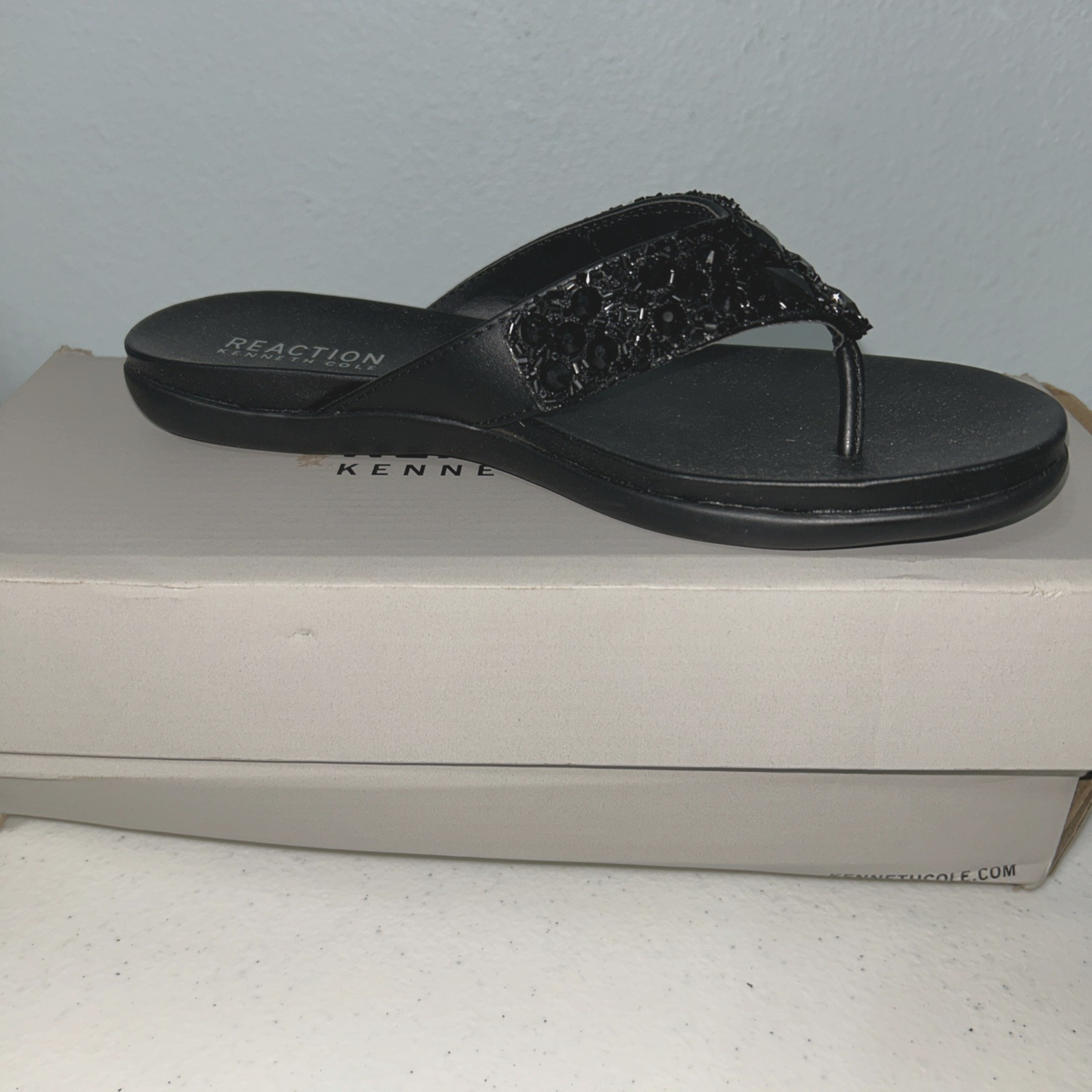 Kenneth Cole Reaction Glam-athon Women’s Flat 6.5 Sandals